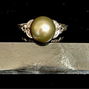 Beautiful Tahitian, silver gray, known as a black pearl with diamonds. Size 7.5